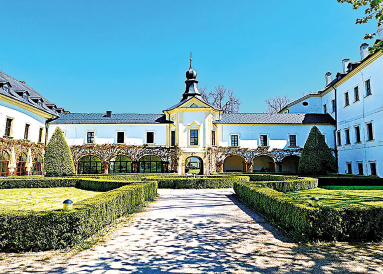 Za návštěvu stojí i barokní zámeka přilehlý park.