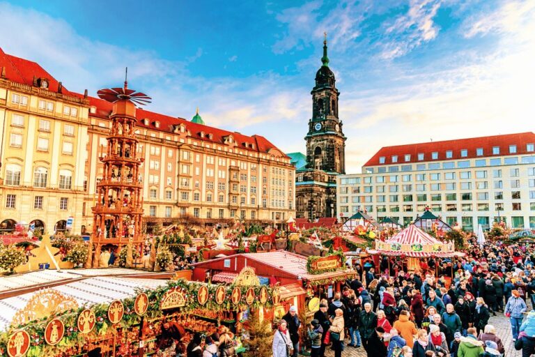 Připravte se na davy lidí, vánoční trhy v Drážďanech jsou jimi pověstné.
