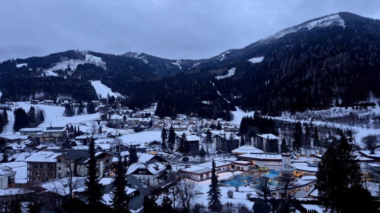 Pohled na lázeňské městečko Bad Kleinkirchheim