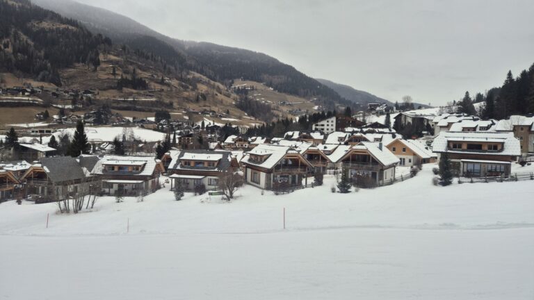 Pohled na městečko ze sjezdovky