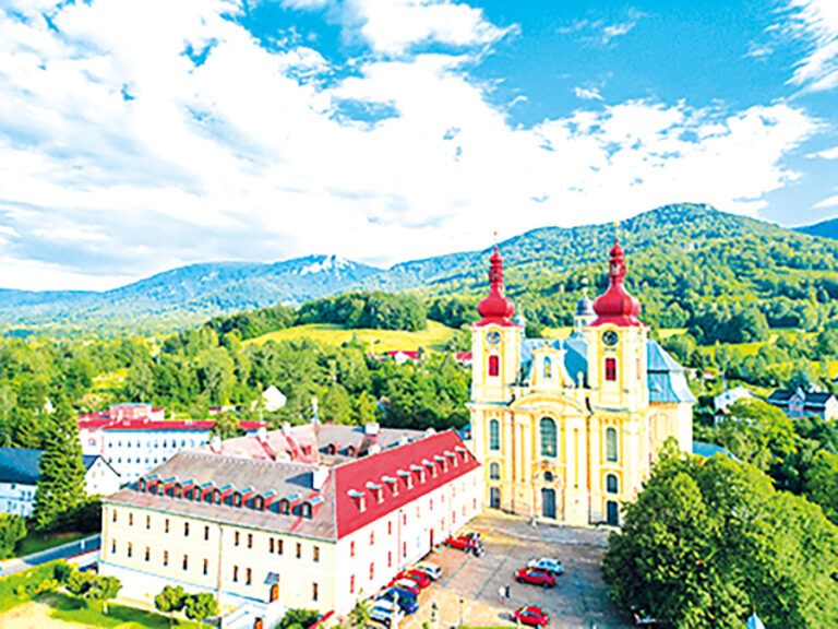Jenom doslova přes kopec leží městečko Hejnice s klášterním komplexem.