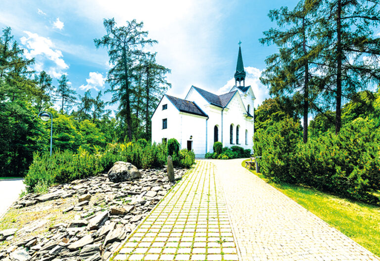 Oblíbeným výletním cílem je kostel Panny Marie Lurdské.