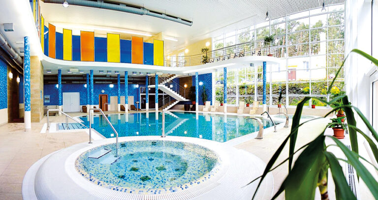 Kromě pitných kúr tu praktikují uhličité koupele, masáže, inhalace či fyzioterapie.