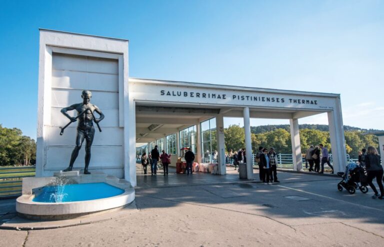 Symbolem je socha muže, který zlomil berli.