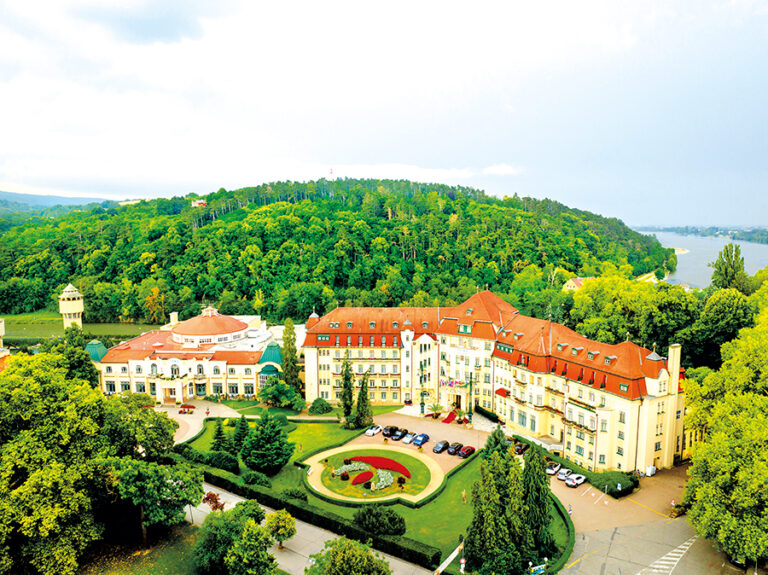Historická budova na lázeňském ostrově v Piešťanech na Slovensku.