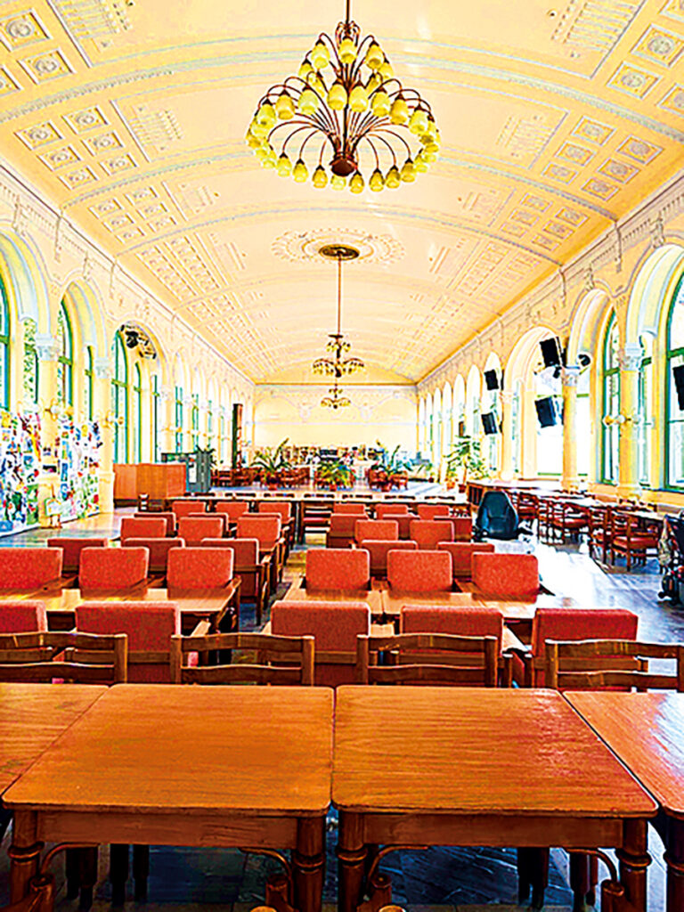 Secesní kolonáda slouží i pro plesy a další akce.