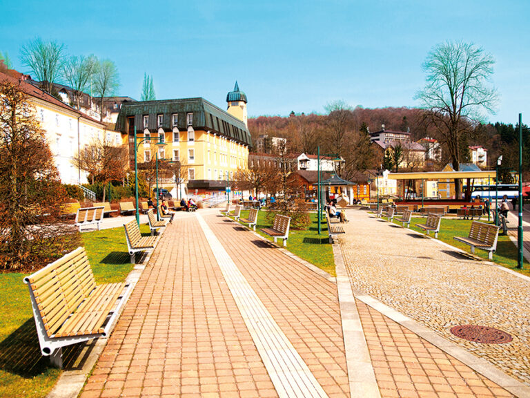 Pro lázeňské hosty je určen hotel Janský dvůr na náměstí, jen kousek od kolonády.