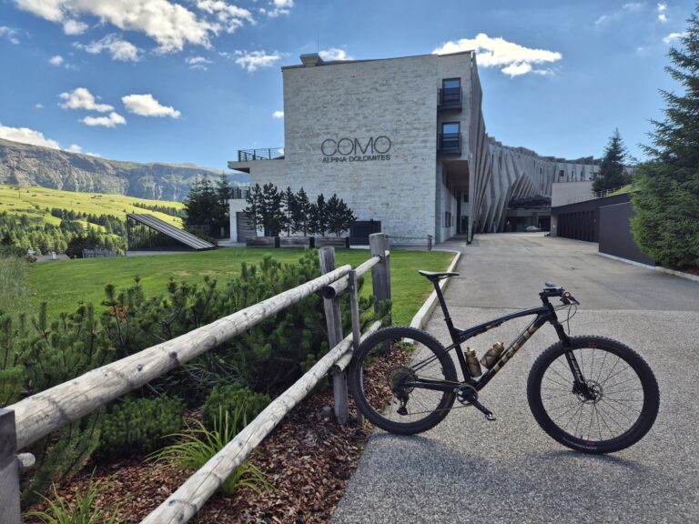 Alpe di Siusi láká cyklisty i pěší turisty. Zázemí jim tvoří nejlepší hotel Como Alpina Dolomites
