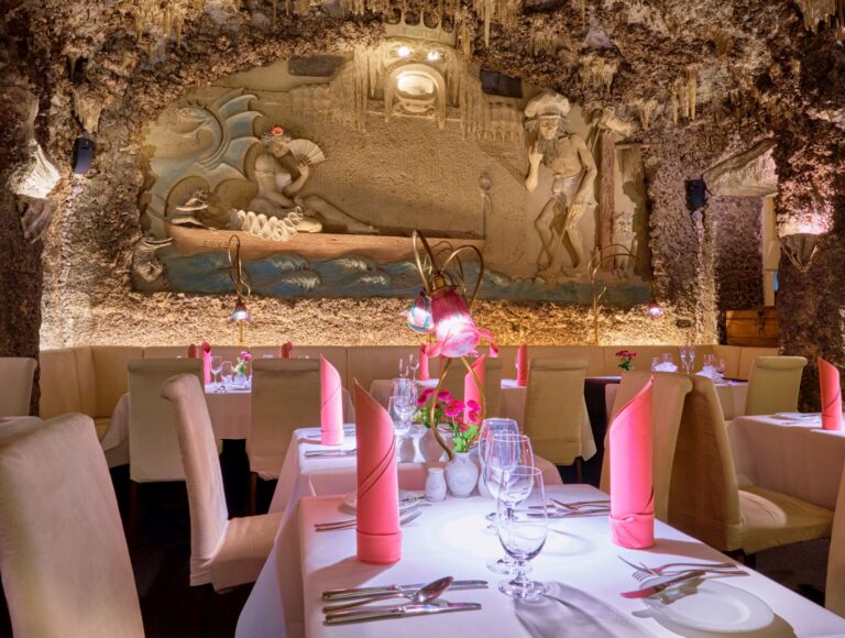 V umělé jeskyni dnes sídlí restaurace Triton